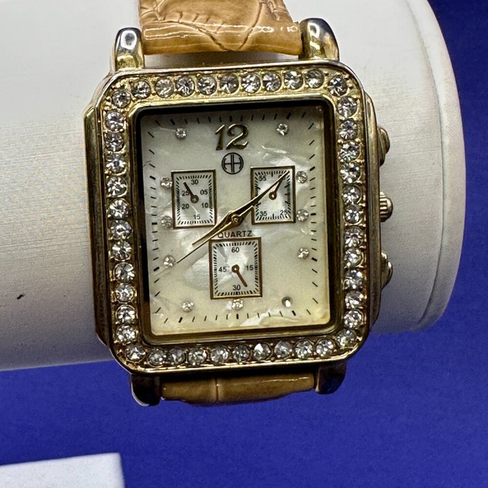 HH Women’s Analog Quartz Watch Crystal Accents. Fresh Battery - Picture 5 of 12